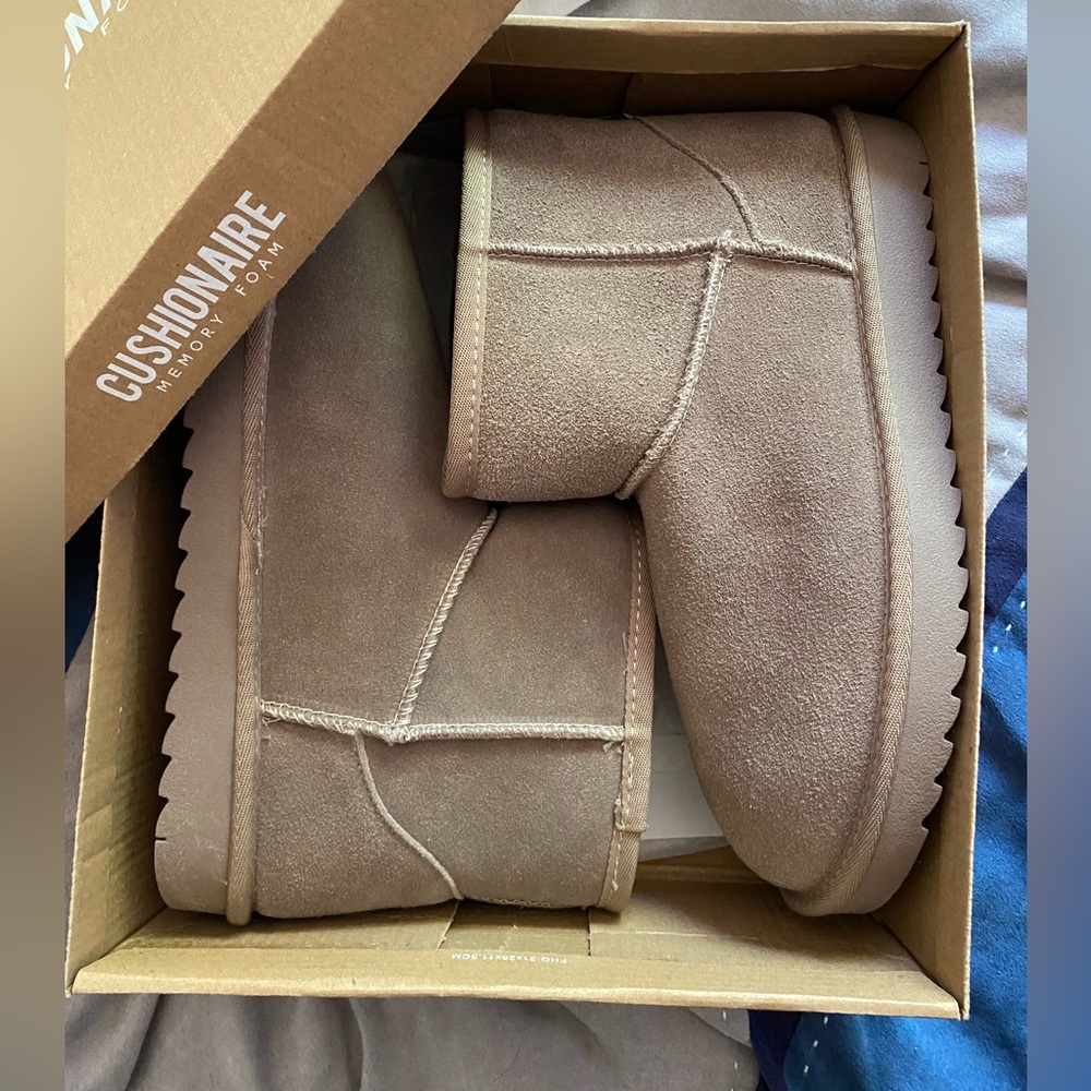 Cushionaire Tan Mini Boots Size 9.5 Suede Pull On Boot With Memory Foam.